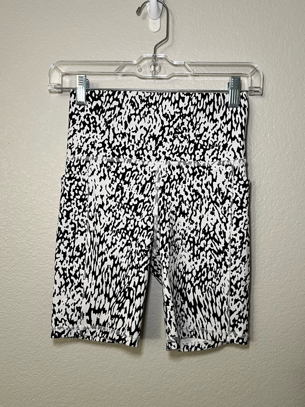 Athleta Salutation Stash Pocket 7” Bike Shorts Black White Womens Size XS